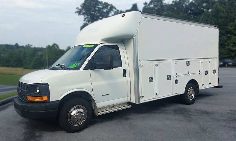 Used 2017 Chevrolet Express 4500 image 2