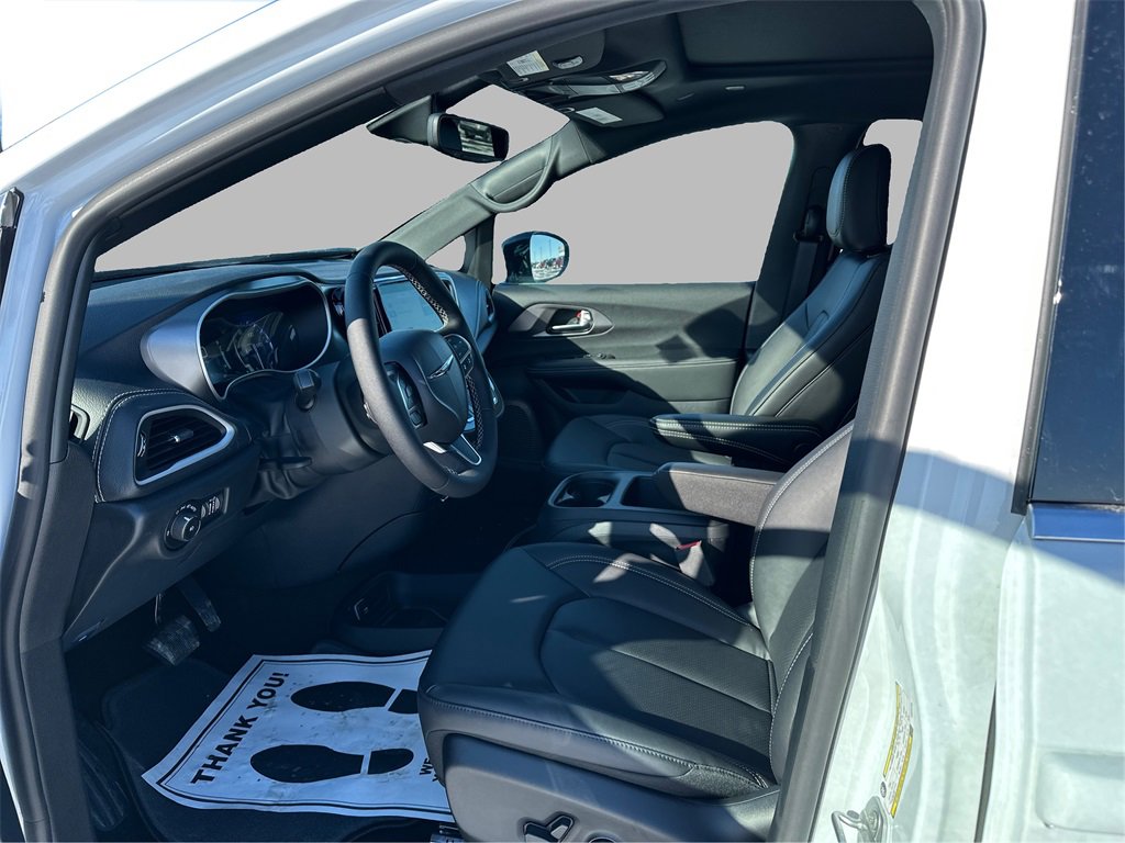 New 2025 Chrysler Pacifica Select image 9