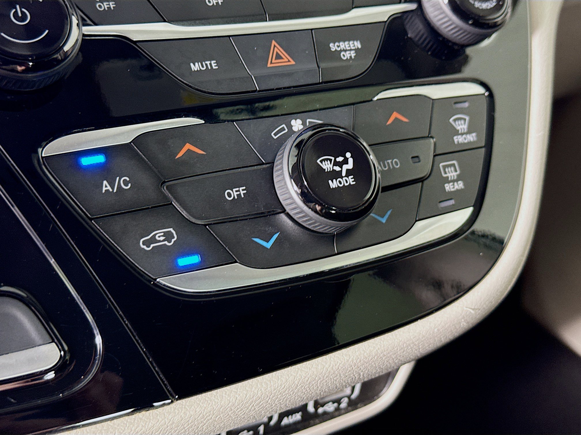 Used 2023 Chrysler Pacifica Touring-L FWD image 17