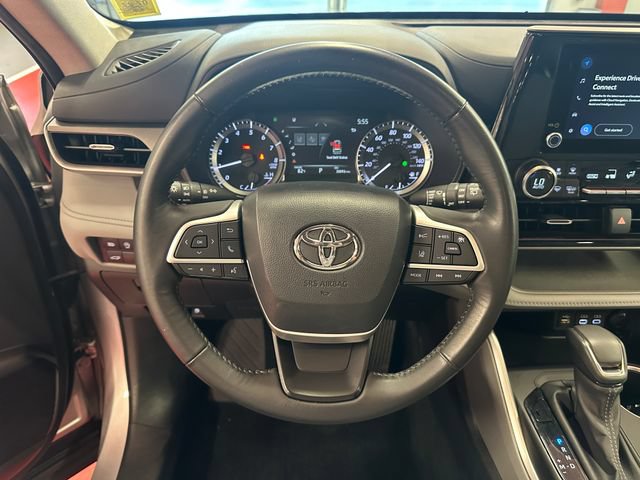 Used 2023 Toyota Highlander LE AWD/4WD image 18