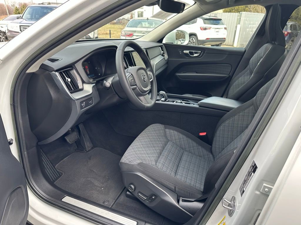 Used 2022 Volvo XC60 B5 Momentum image 12