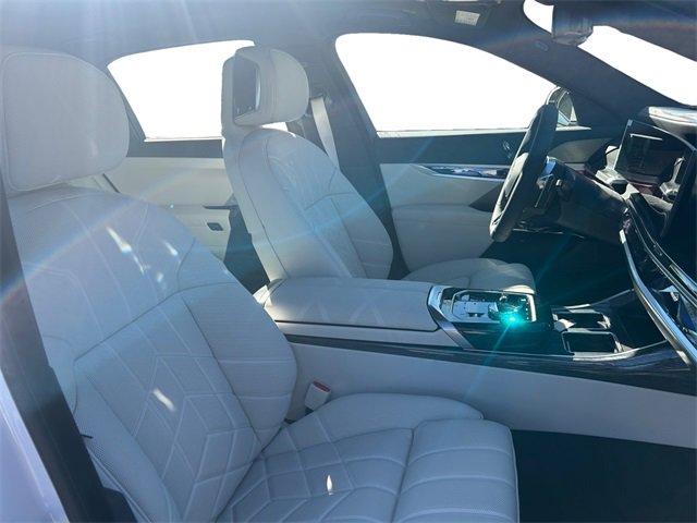 New 2026 BMW 750e xDrive image 17
