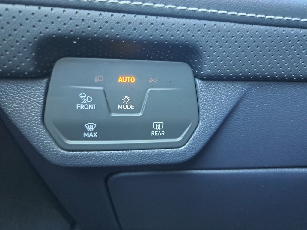 Used 2025 Volkswagen Atlas Cross Sport SE image 15