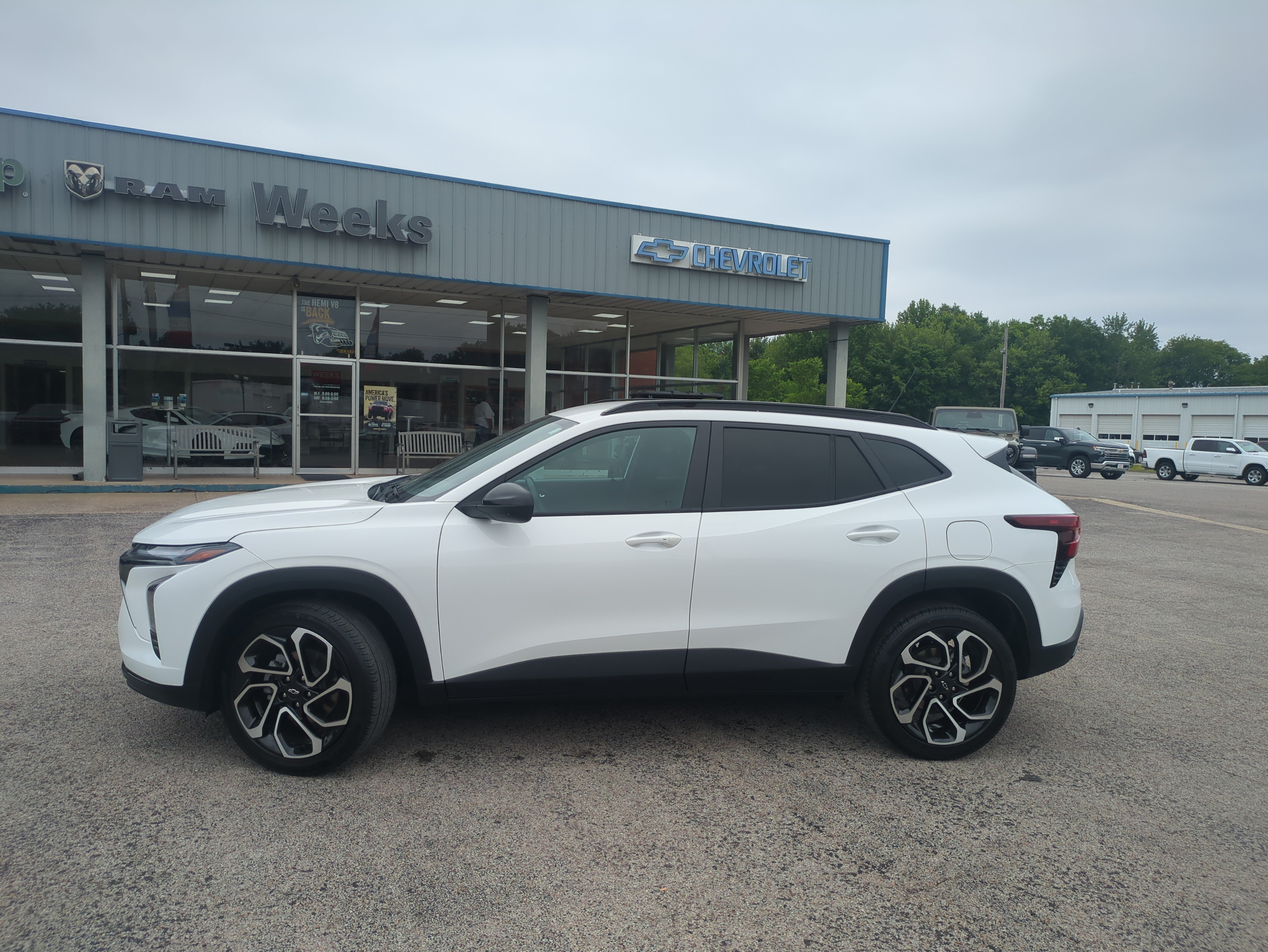 Used 2024 Chevrolet Trax RS FWD image 2
