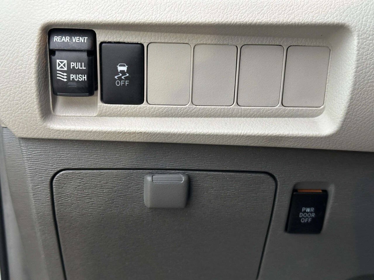 Used 2018 Toyota Sienna XLE FWD image 29
