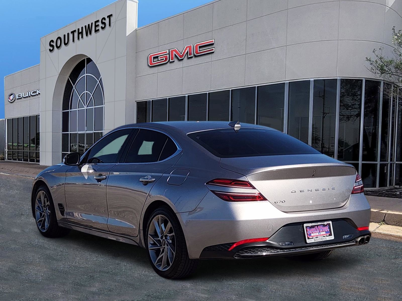 Used 2022 Genesis G70 2.0T image 4