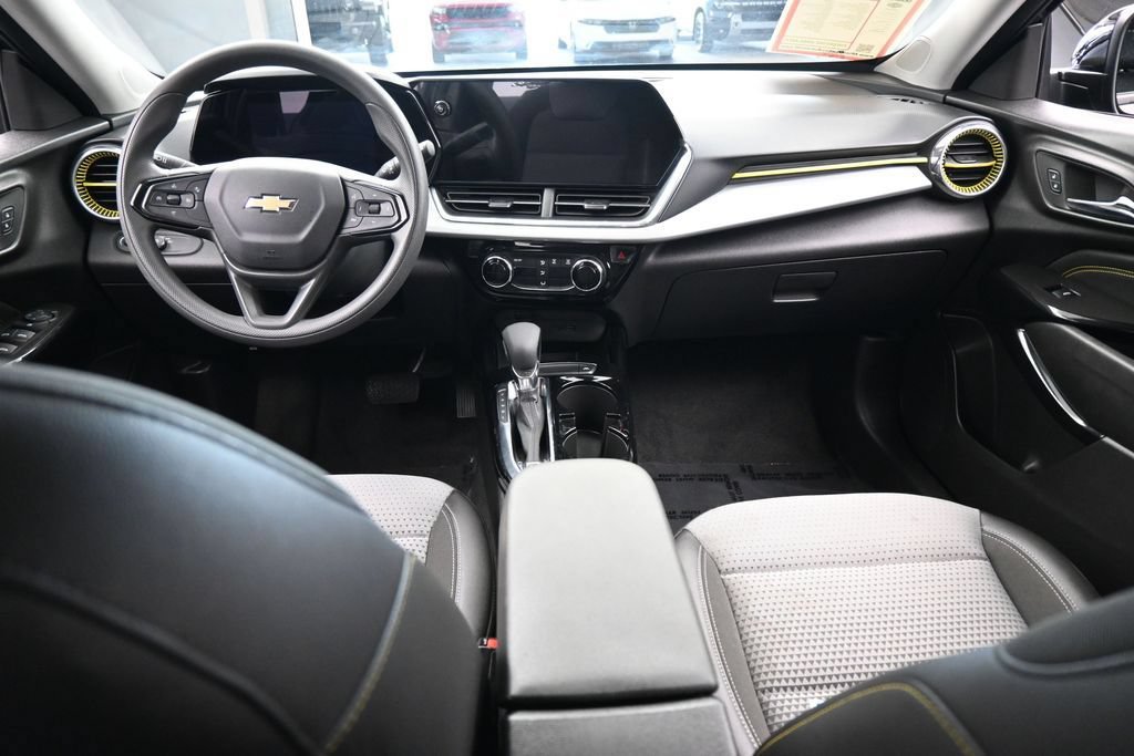 Used 2025 Chevrolet Trax LT FWD image 34