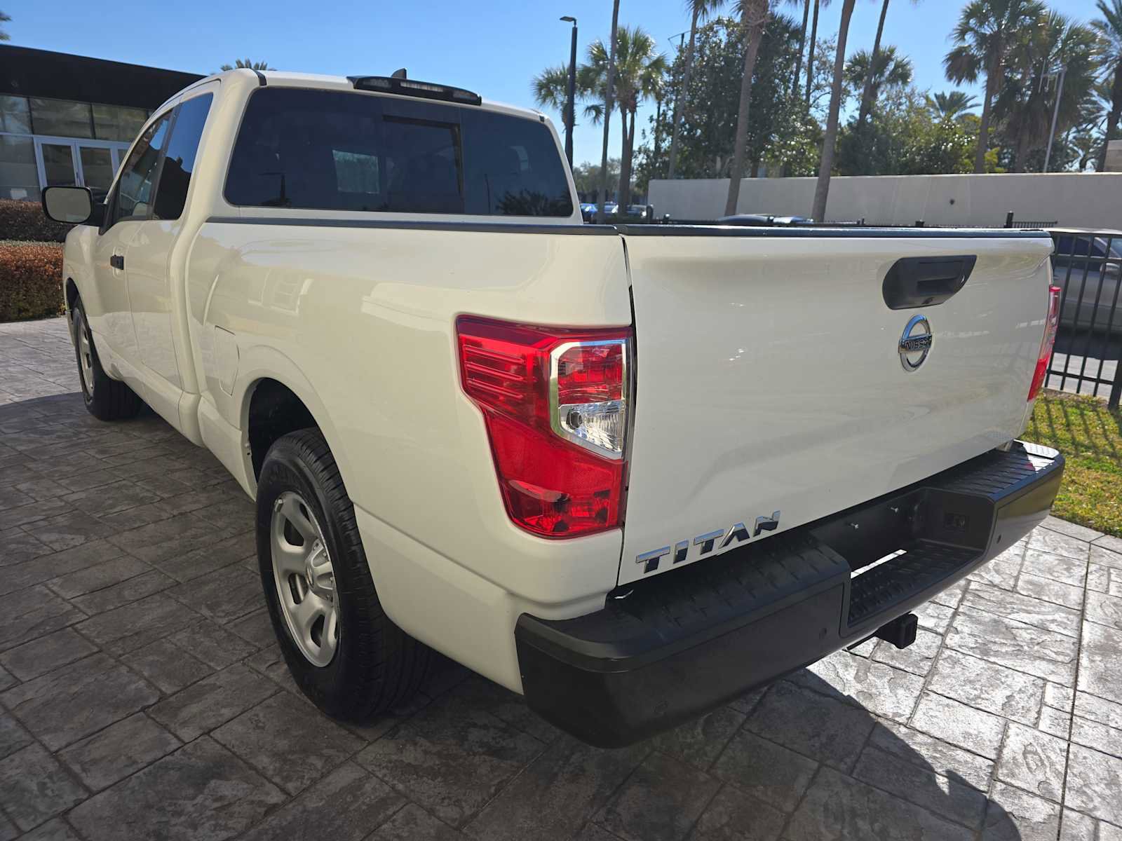 Used 2022 Nissan Titan S image 7