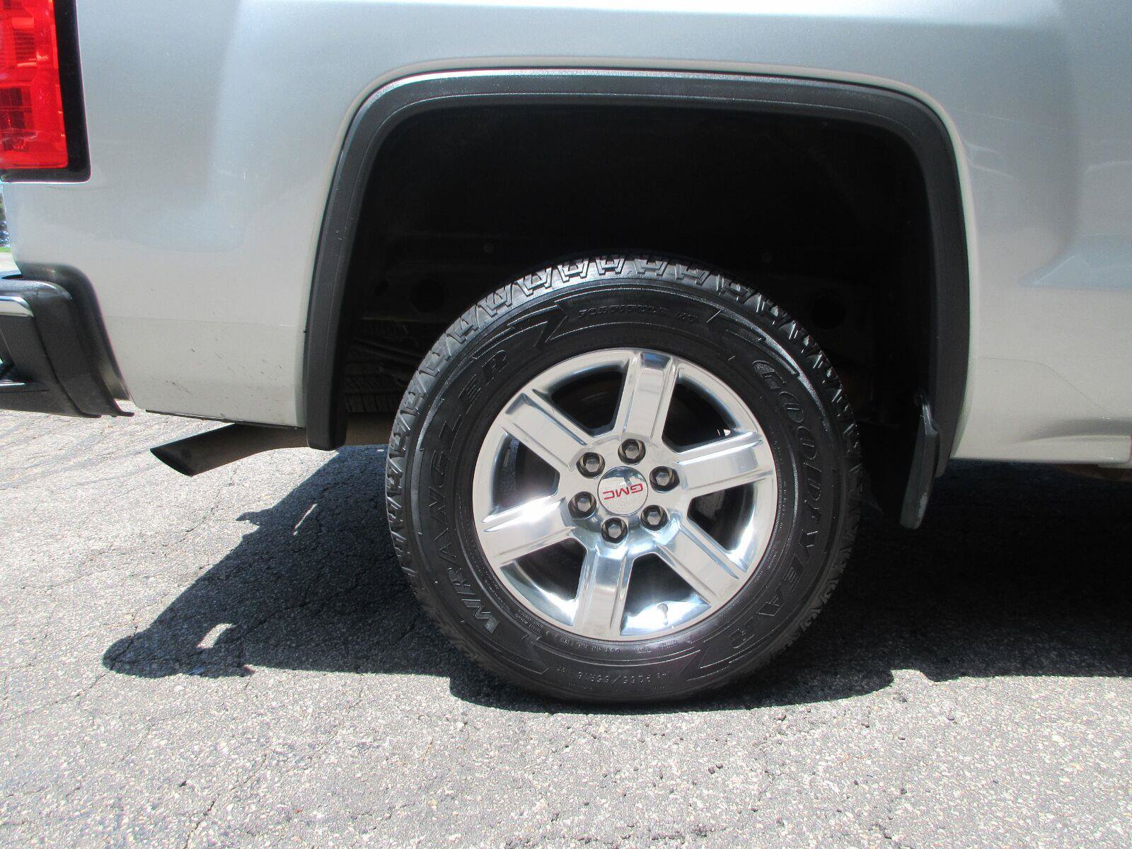Used 2014 GMC Sierra 1500 SLT w/ Suspension Package, Off-Road RWD image 23
