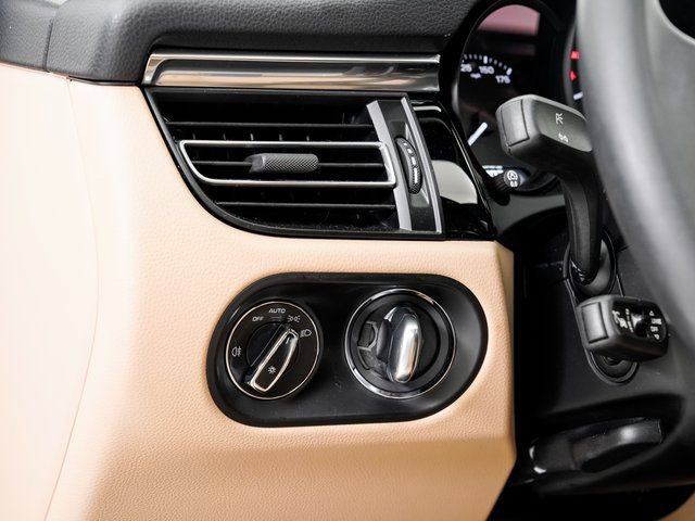Certified 2025 Porsche Macan image 10