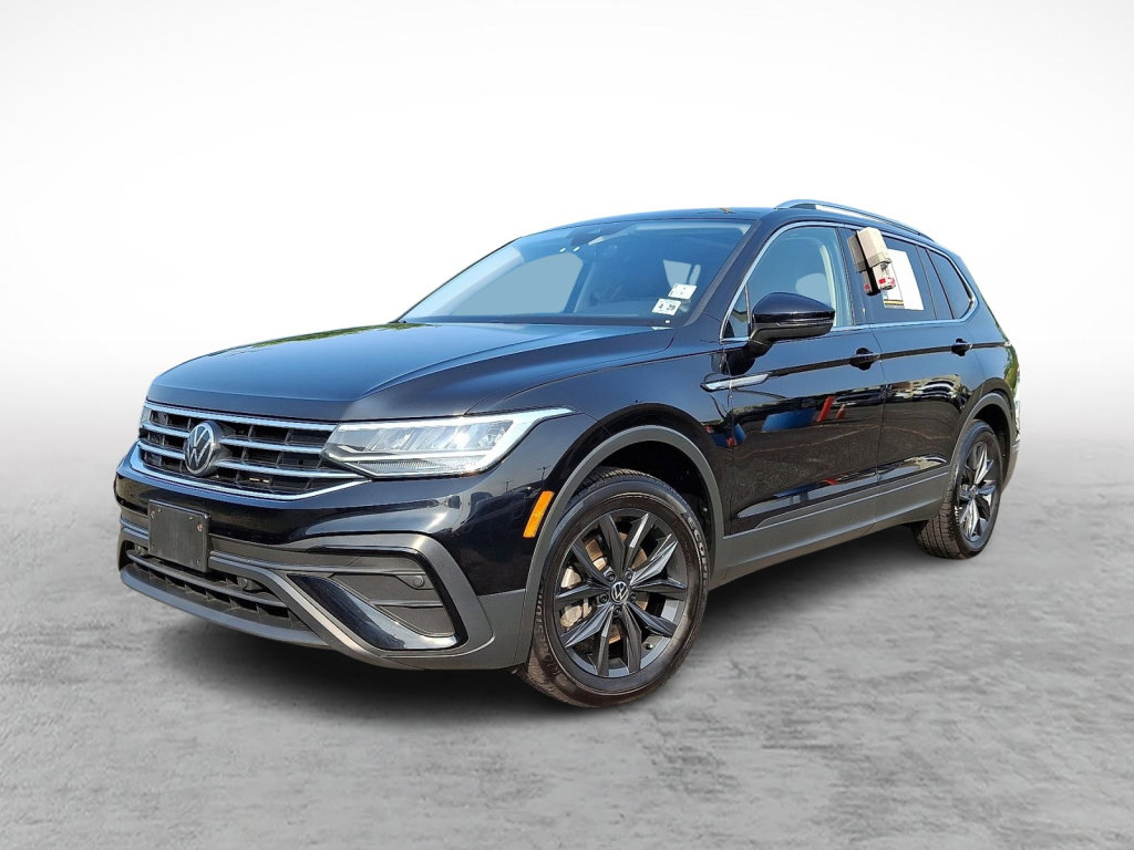 Used 2024 Volkswagen Tiguan SE w/ Panoramic Sunroof Package