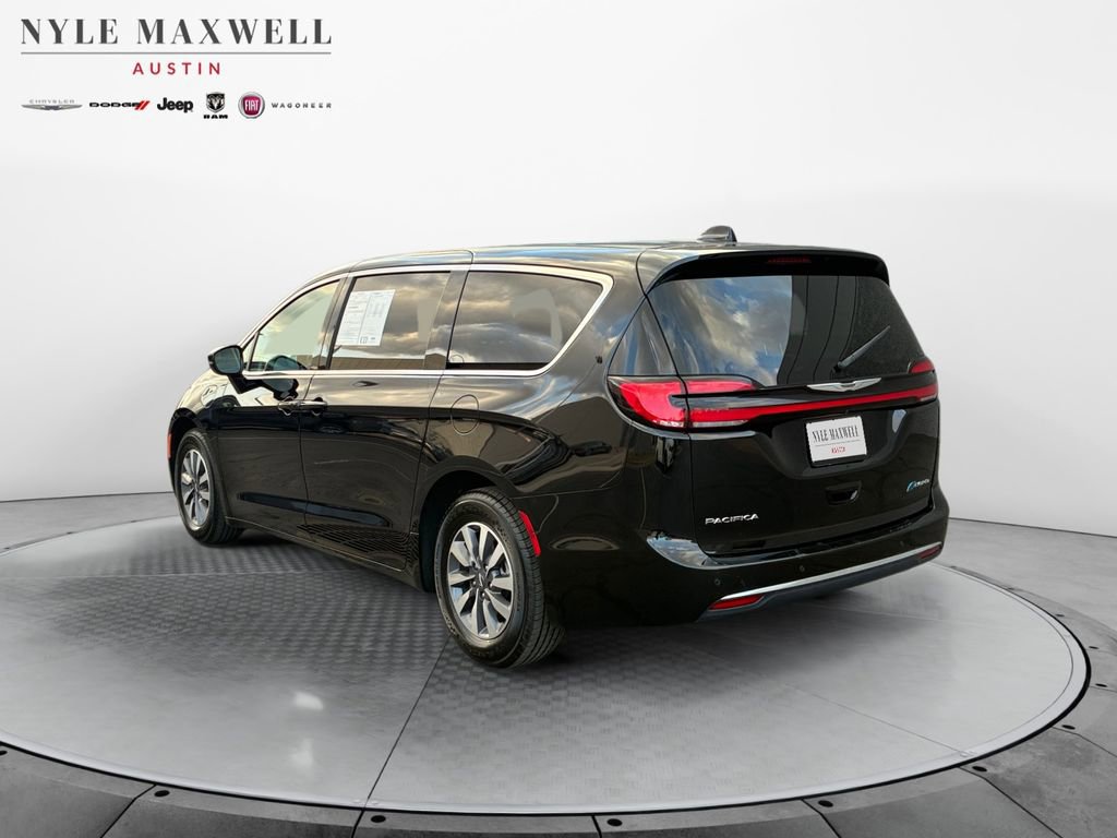 Used 2024 Chrysler Pacifica Select image 13