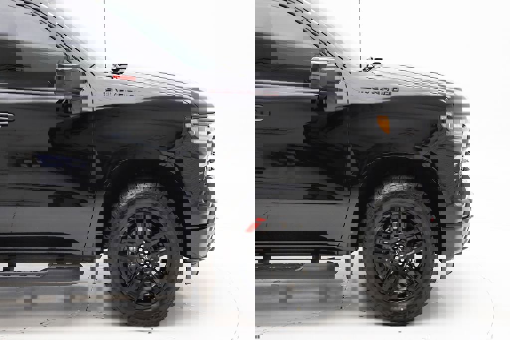 Used 2023 Chevrolet Silverado 1500 RST w/ Redline Edition AWD/4WD image 4