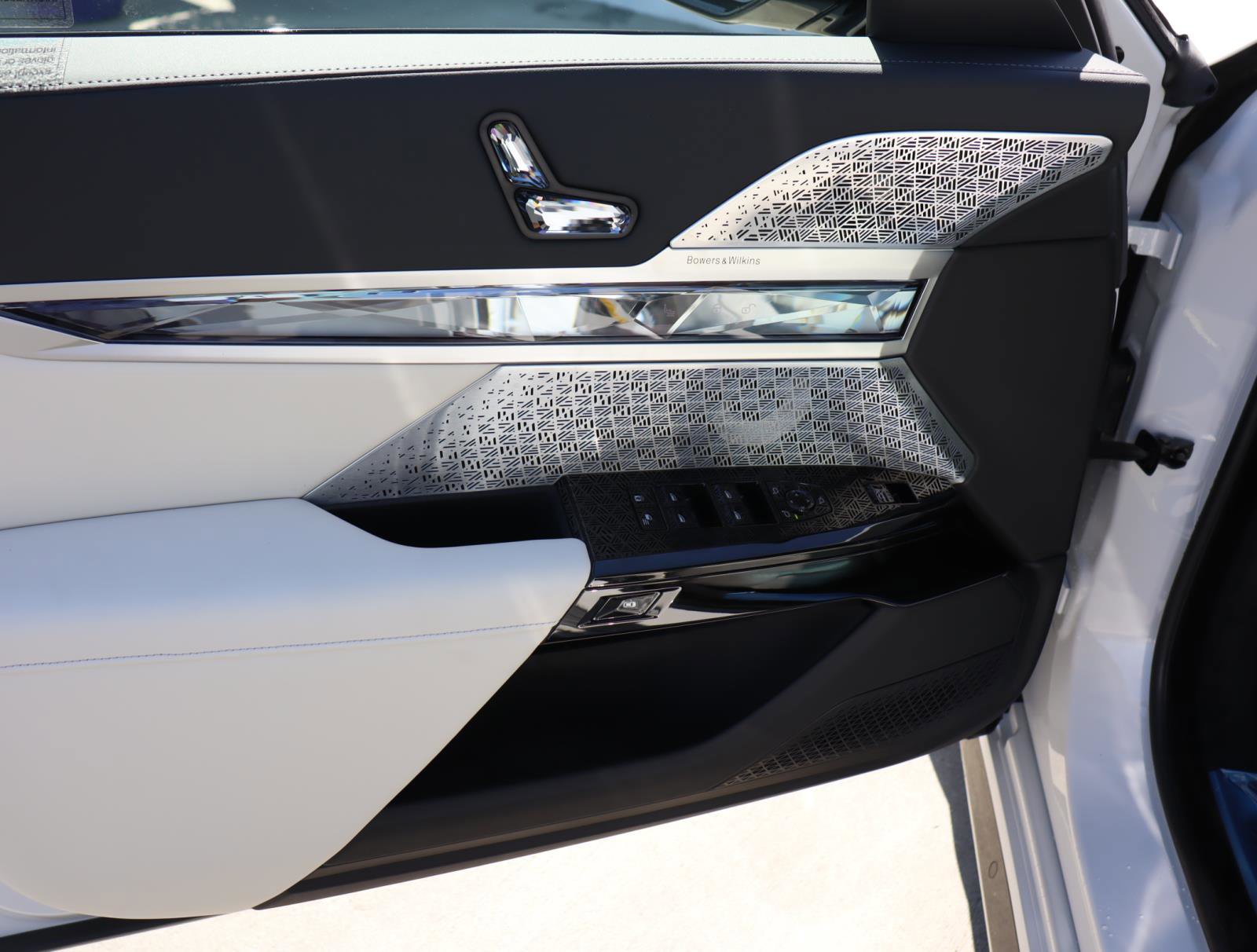 New 2026 BMW 750e xDrive w/ Executive Package image 15