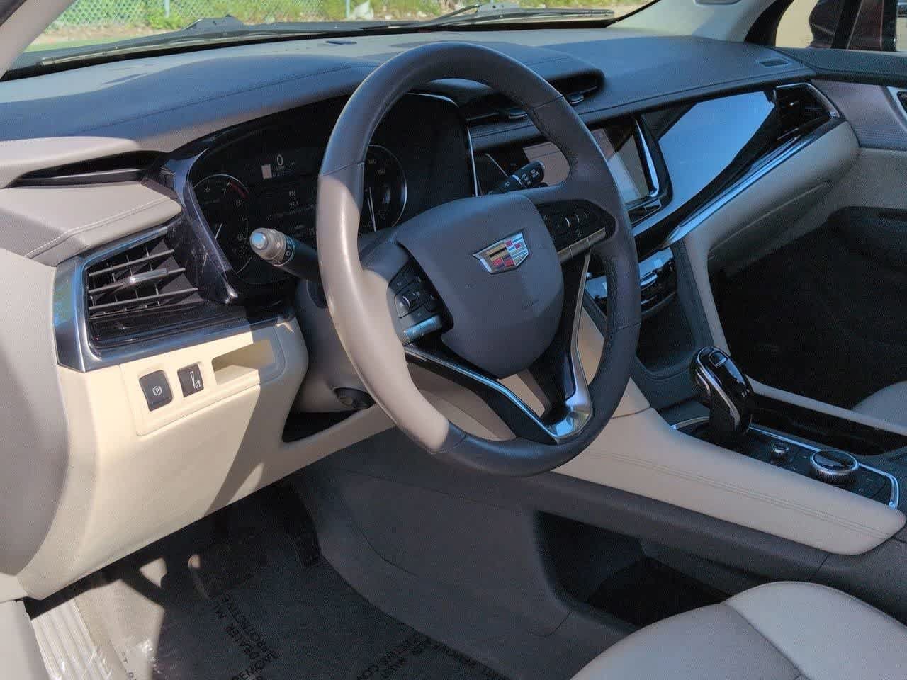 Used 2023 Cadillac XT6 Premium Luxury AWD/4WD image 2