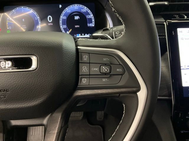 Used 2025 Jeep Grand Cherokee Limited w/ Black Appearance Package AWD/4WD image 13