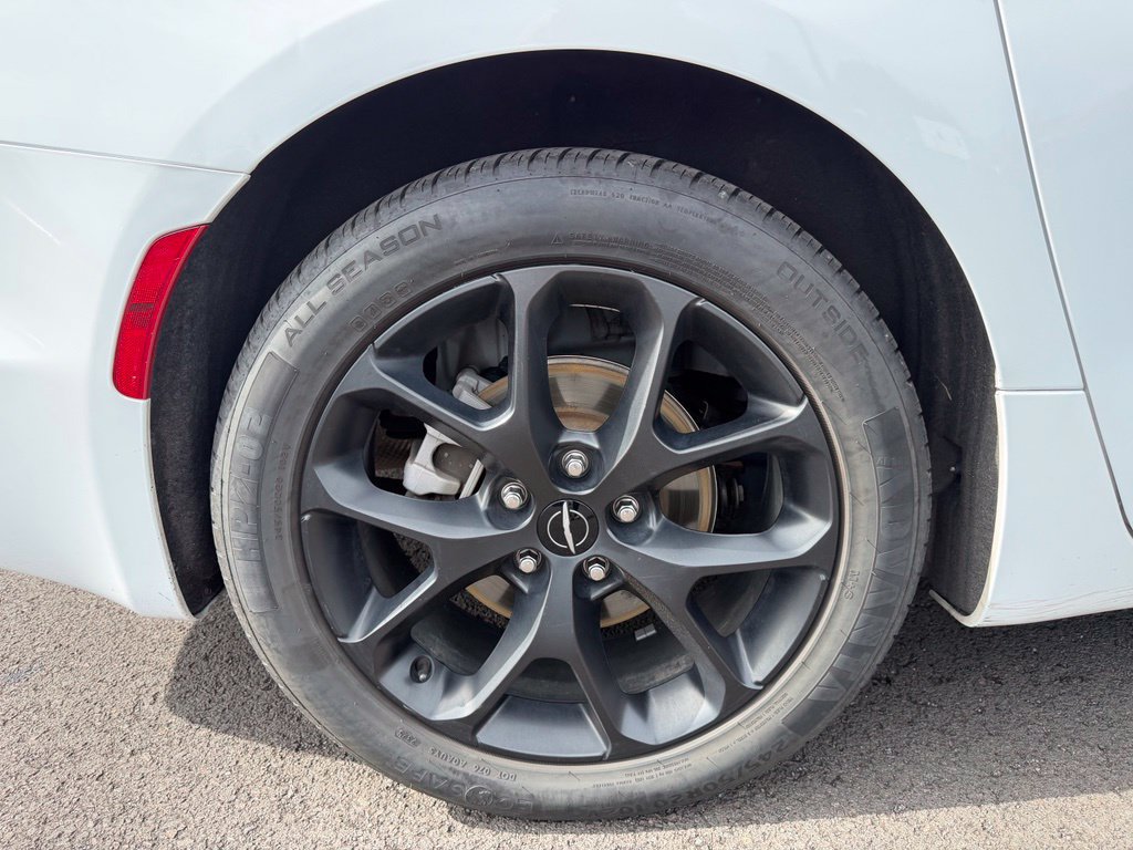 Used 2025 Chrysler Pacifica Limited FWD image 9