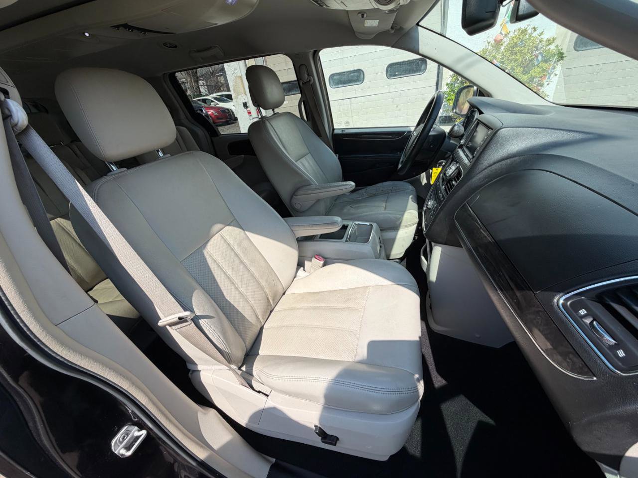 Used 2014 Chrysler Town & Country Touring-L w/ Driver Convenience Group image 27