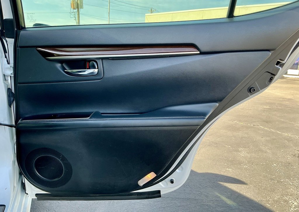 Used 2016 Lexus ES 350 w/ Luxury Package w/Wood Trim image 27