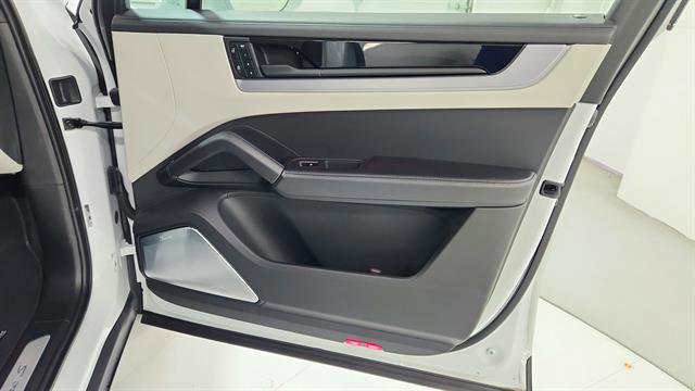 Used 2024 Porsche Cayenne S image 27