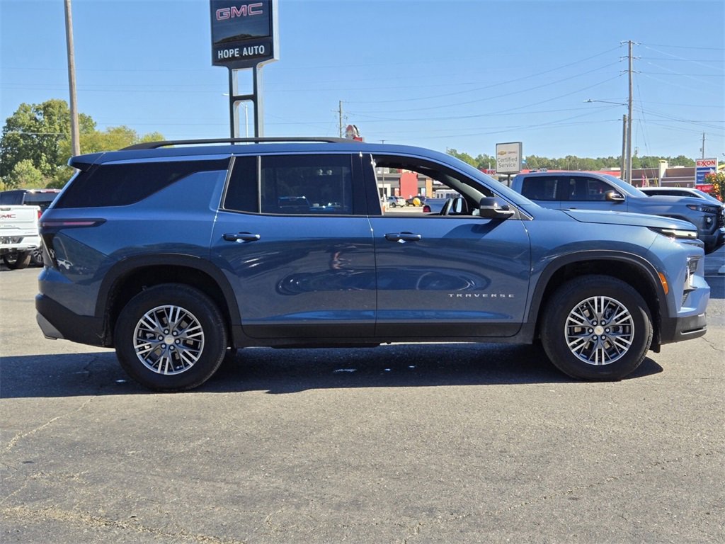 Used 2025 Chevrolet Traverse LT image 2