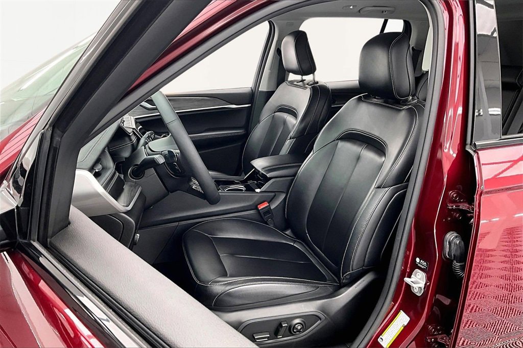 Used 2023 Jeep Grand Cherokee Limited w/ Black Appearance Package image 25