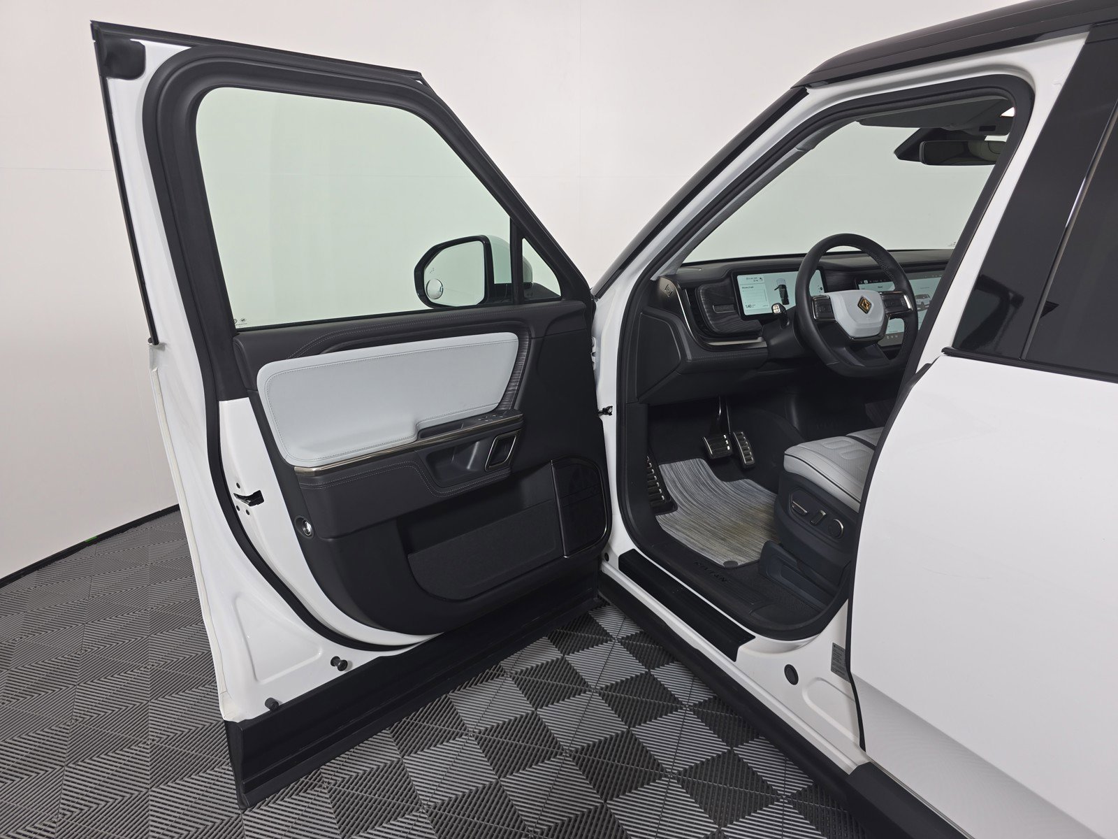 Used 2023 Rivian R1S Adventure AWD/4WD image 16