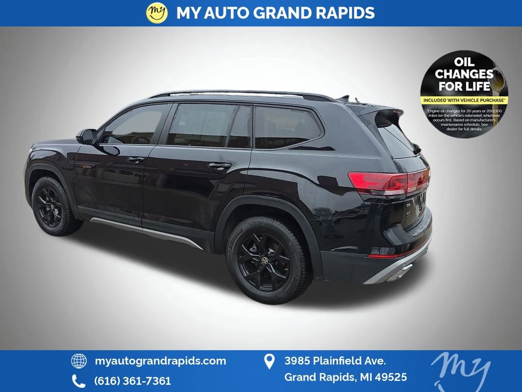 Used 2024 Volkswagen Atlas Peak Edition SE image 5