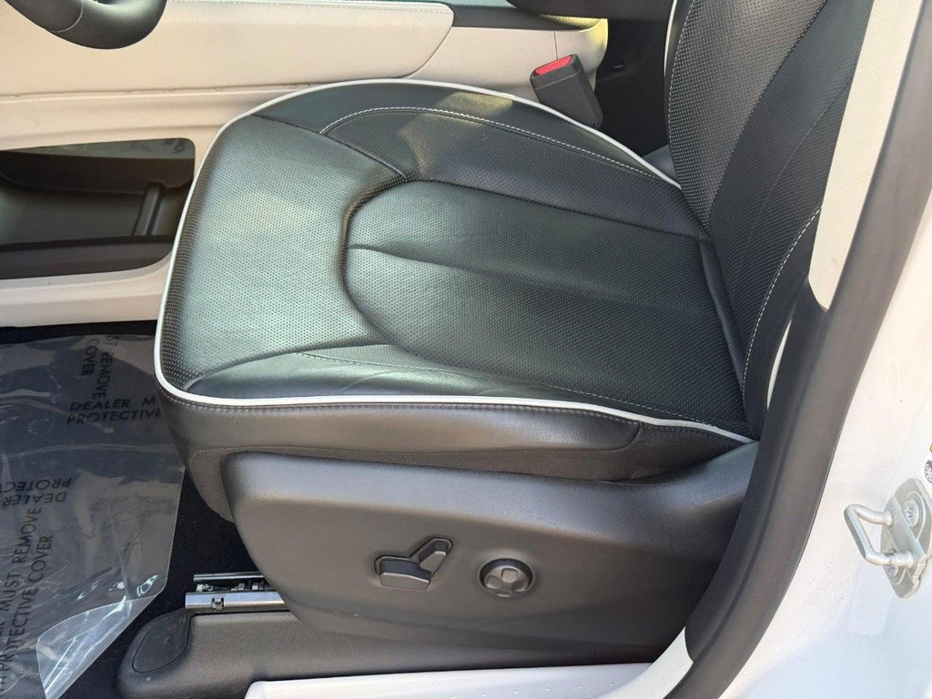 Used 2024 Chrysler Pacifica Limited FWD image 20
