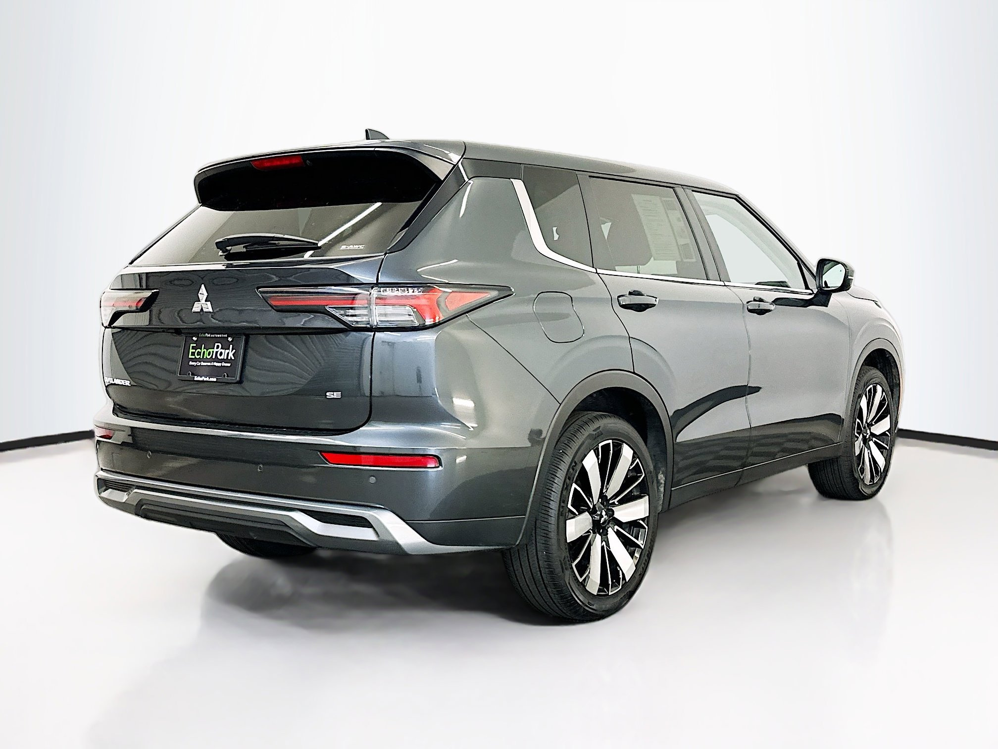 Used 2025 Mitsubishi Outlander SE image 9