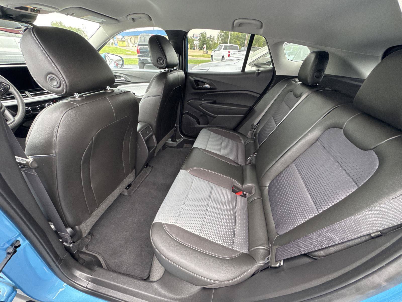 Used 2025 Chevrolet Trax LT FWD image 9