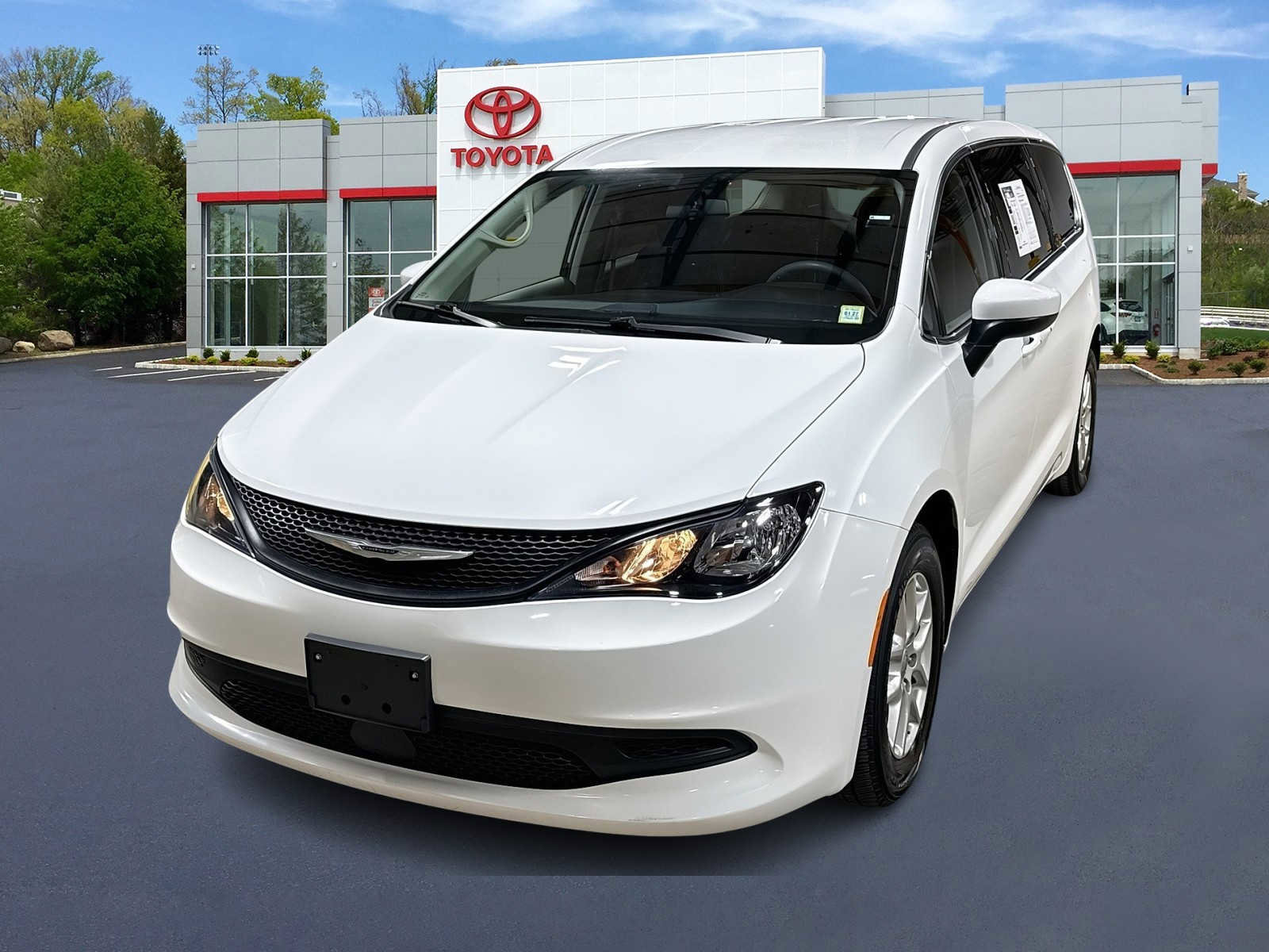 Used 2022 Chrysler Voyager LX image 1