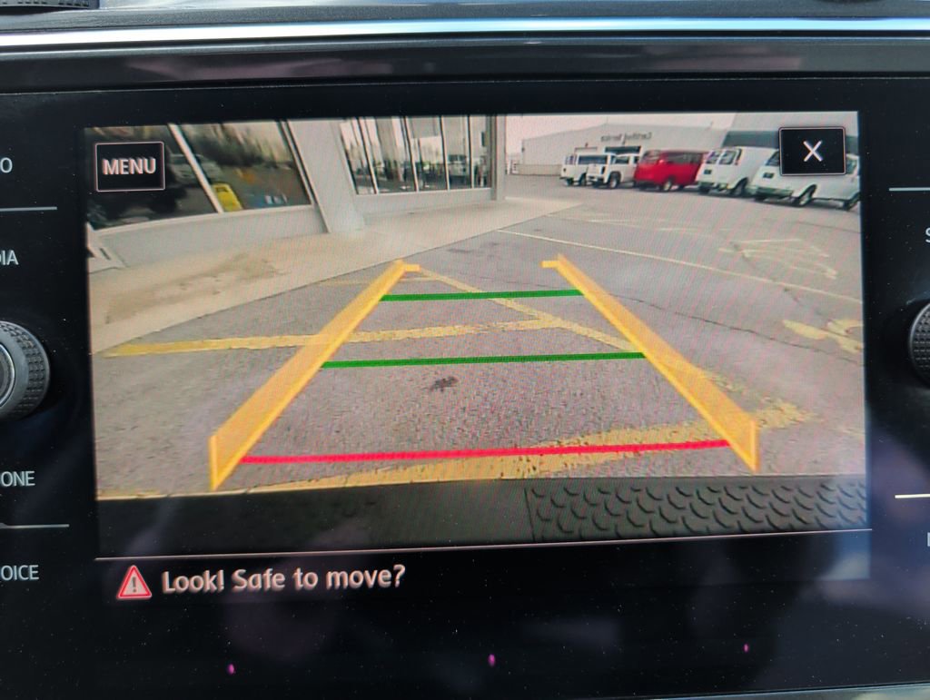 Used 2018 Volkswagen Tiguan SE w/ Panoramic Sunroof Package image 14