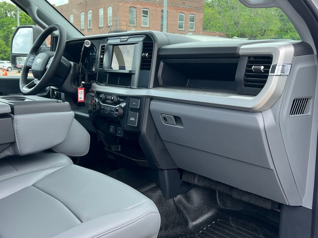 New 2025 Ford F550 4x4 Regular Cab Super Duty w/ XL Chrome Package image 16