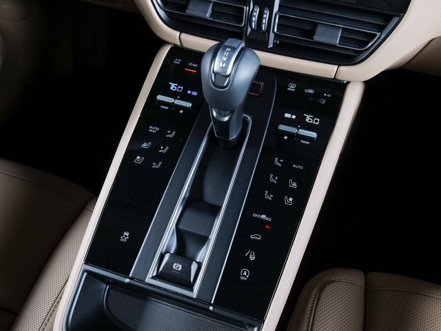 Certified 2026 Porsche Macan AWD/4WD image 16