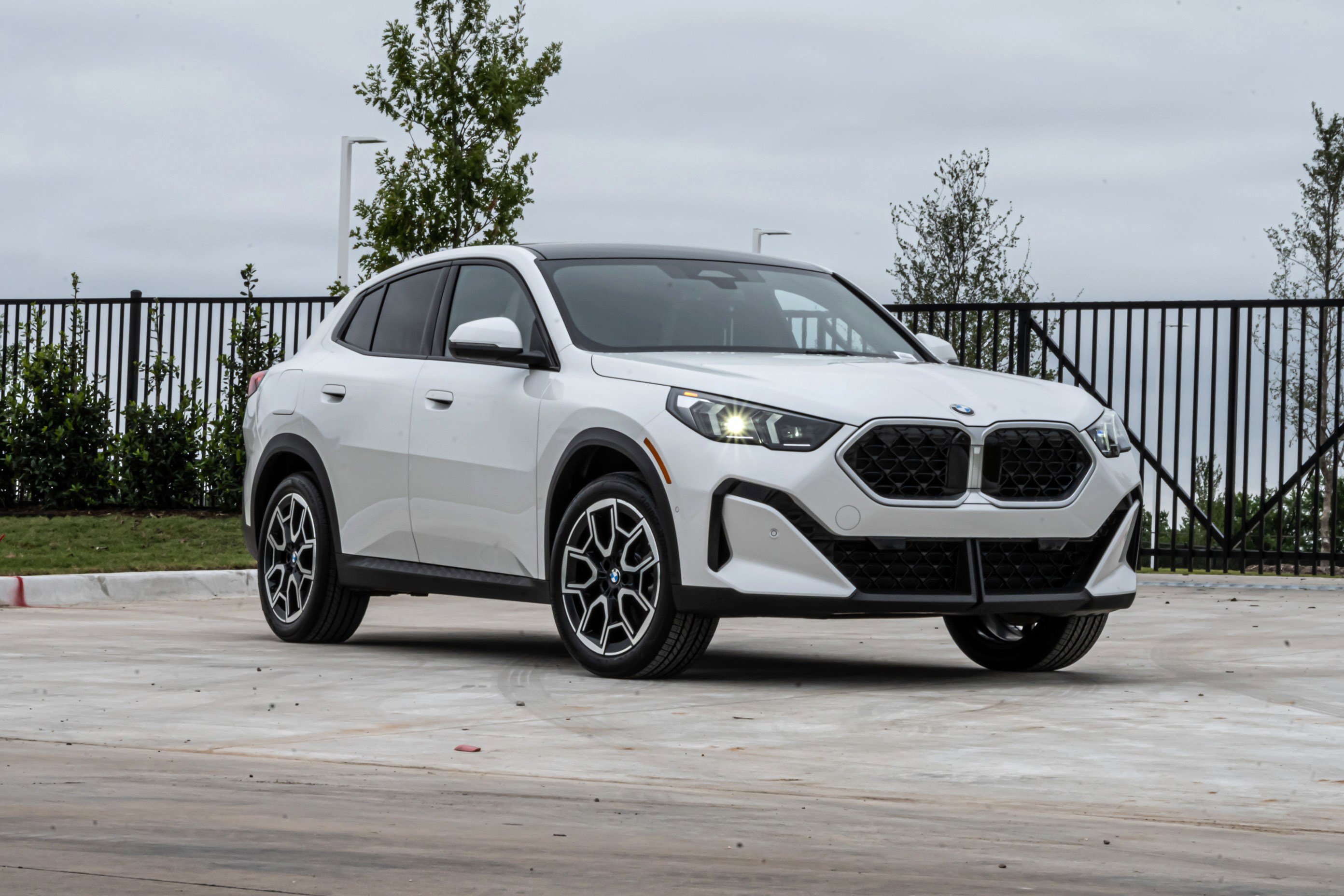 Certified 2025 BMW X2 xDrive28i AWD/4WD image 2