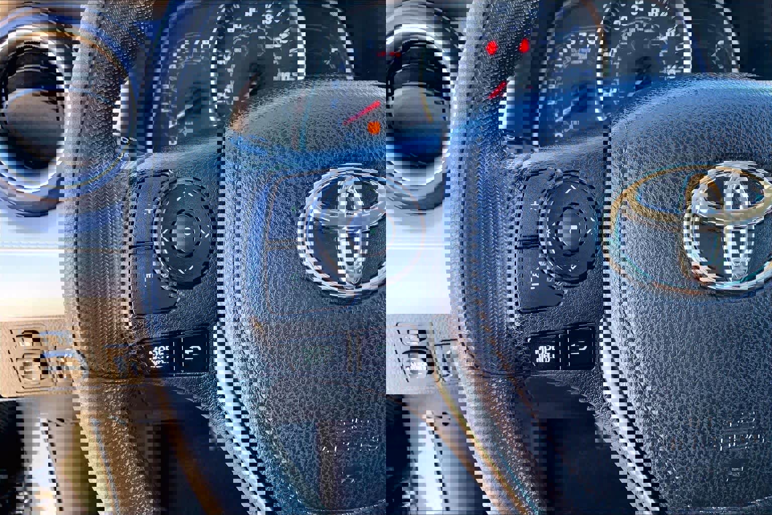 Used 2015 Toyota RAV4 LE image 19