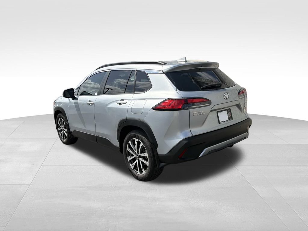 Used 2023 Toyota Corolla Cross XLE w/ Convenience Package FWD image 5