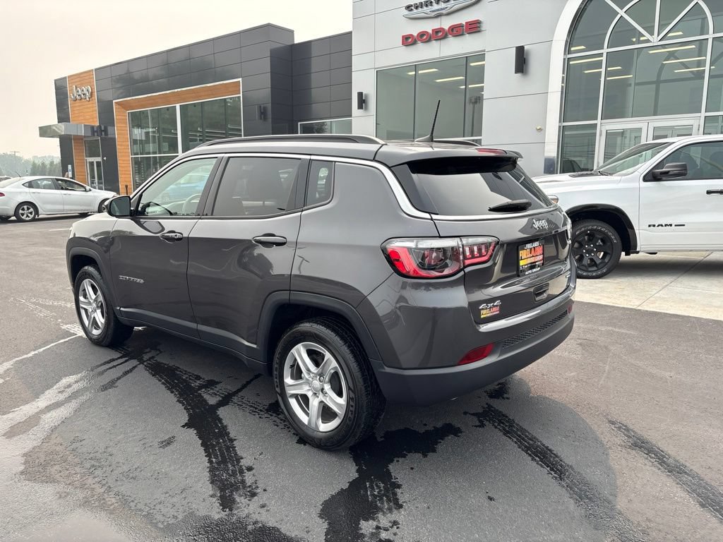 Used 2024 Jeep Compass Latitude AWD/4WD image 3