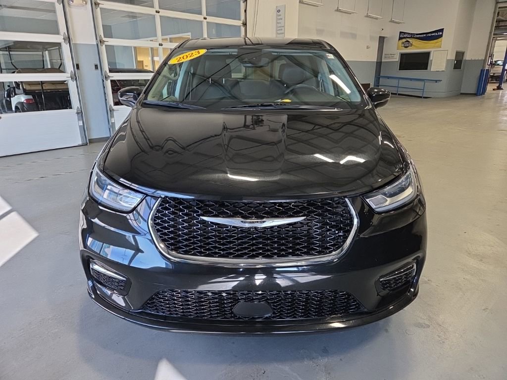 Used 2023 Chrysler Pacifica Touring-L image 4