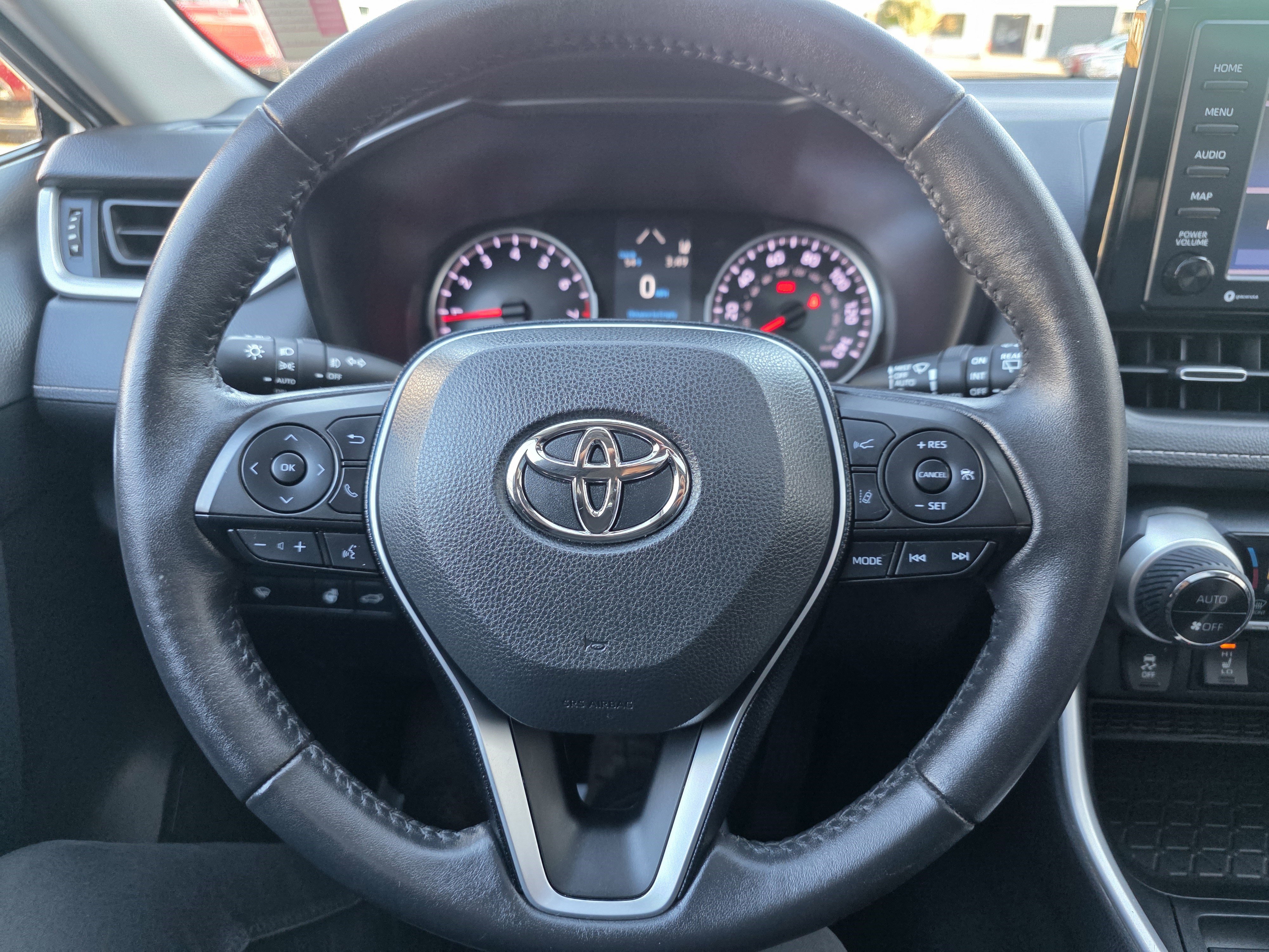 Used 2021 Toyota RAV4 XLE Premium image 16