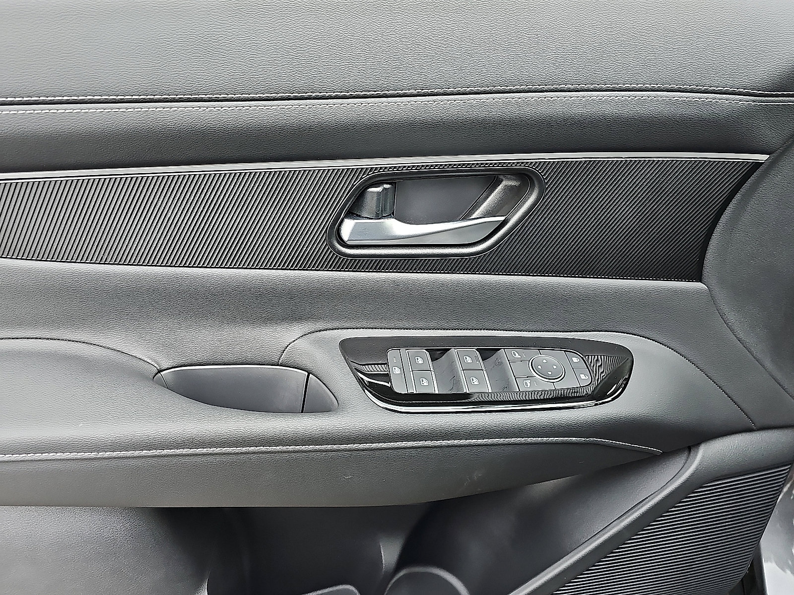 Certified 2025 Nissan Murano SV image 13