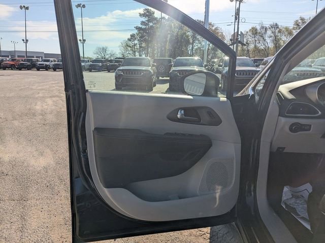 Used 2023 Chrysler Pacifica Touring-L image 14