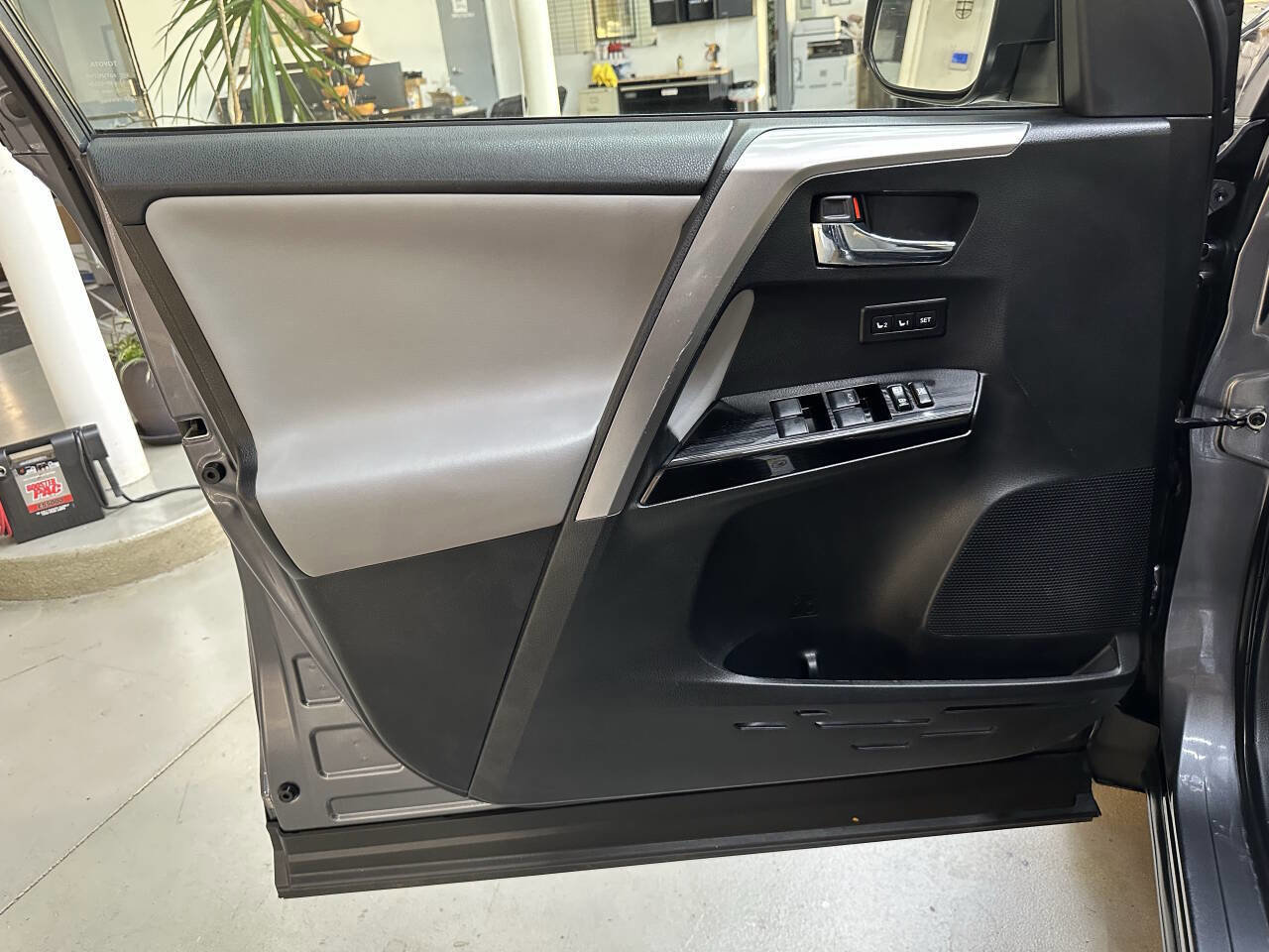 Used 2016 Toyota RAV4 Limited image 10