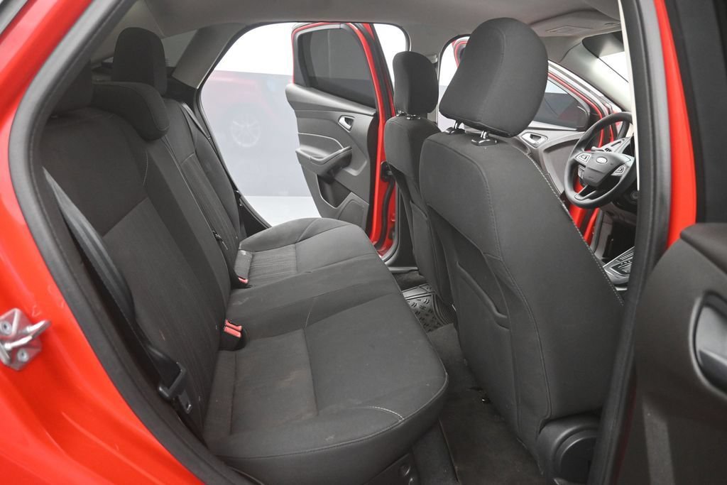 Used 2016 Ford Focus SE FWD image 2