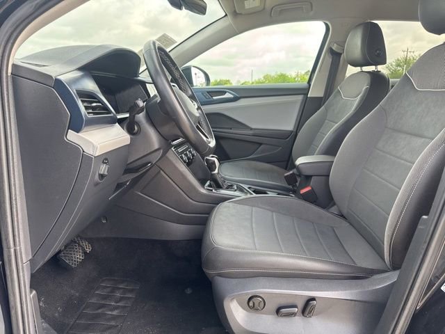 Used 2024 Volkswagen Taos SE FWD image 2