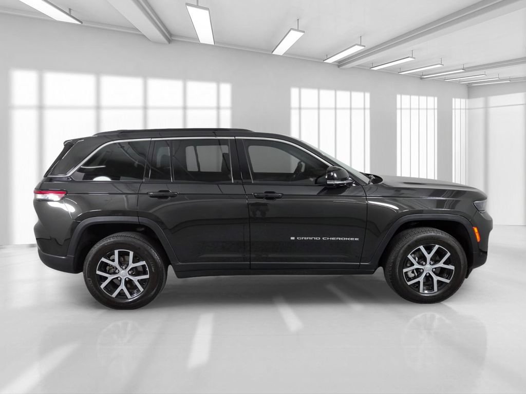 Used 2024 Jeep Grand Cherokee Limited w/ Luxury Tech Group II RWD image 9