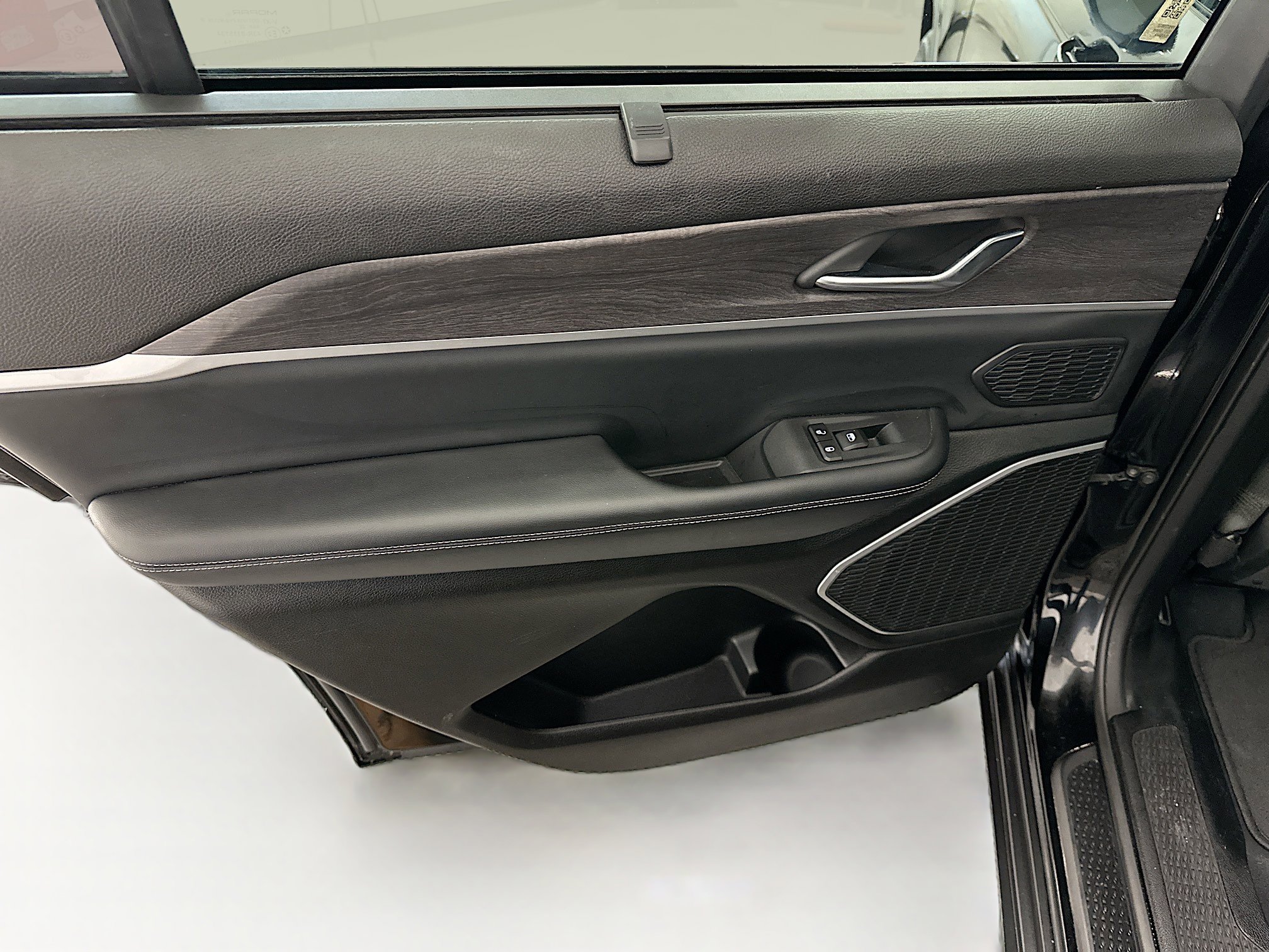 Used 2023 Jeep Grand Cherokee L Limited w/ Luxury Tech Group II image 27