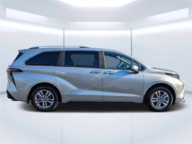Used 2025 Toyota Sienna Limited image 2