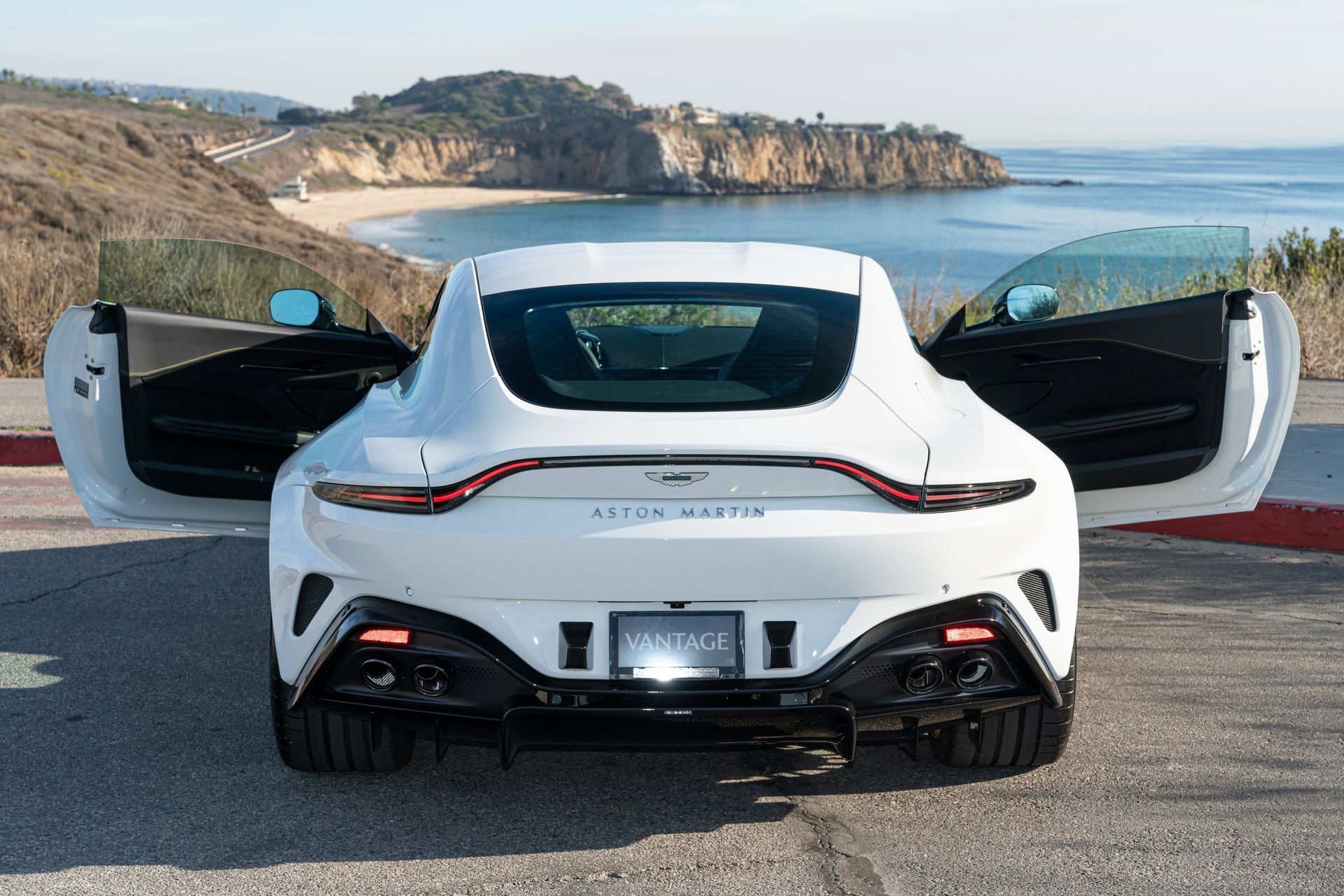 Used 2025 Aston Martin V8 Vantage Coupe RWD image 7